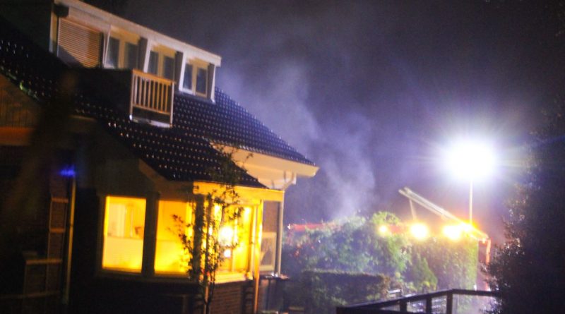 Omstanders zagen rond 21.15 rook uit een woning komen..