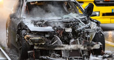 Auto verwoest in vlammenzee op A50 Apeldoorn Auto verwoest in vlammenzee op A50 Apeldoorn