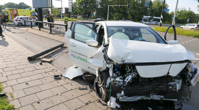 Beide auto's zitten compleet in de prak en de ravage is enorm..