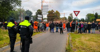 Opnieuw feest op Oranjerotonde Apeldoorn, ME ingezet Opnieuw feest op Oranjerotonde Apeldoorn, ME ingezet
