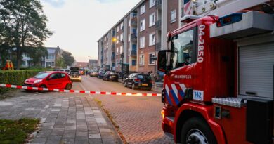 Verwarde man zet in vroege ochtend buurt op stelten Apeldoorn Verwarde man zet in vroege ochtend buurt op stelten Apeldoorn