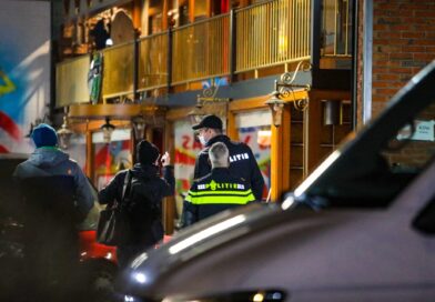 Politie valt autobedrijf aan Sleutelbloemstraat Apeldoorn binnen