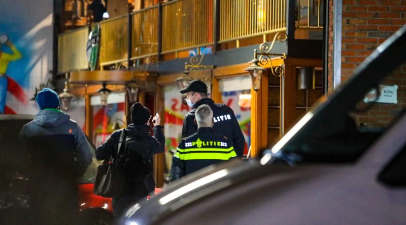 Politie valt autobedrijf aan Sleutelbloemstraat Apeldoorn binnen
