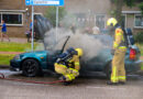 Auto vliegt rijdend in brand in Apeldoorn; bestuurder op tijd in veiligheid