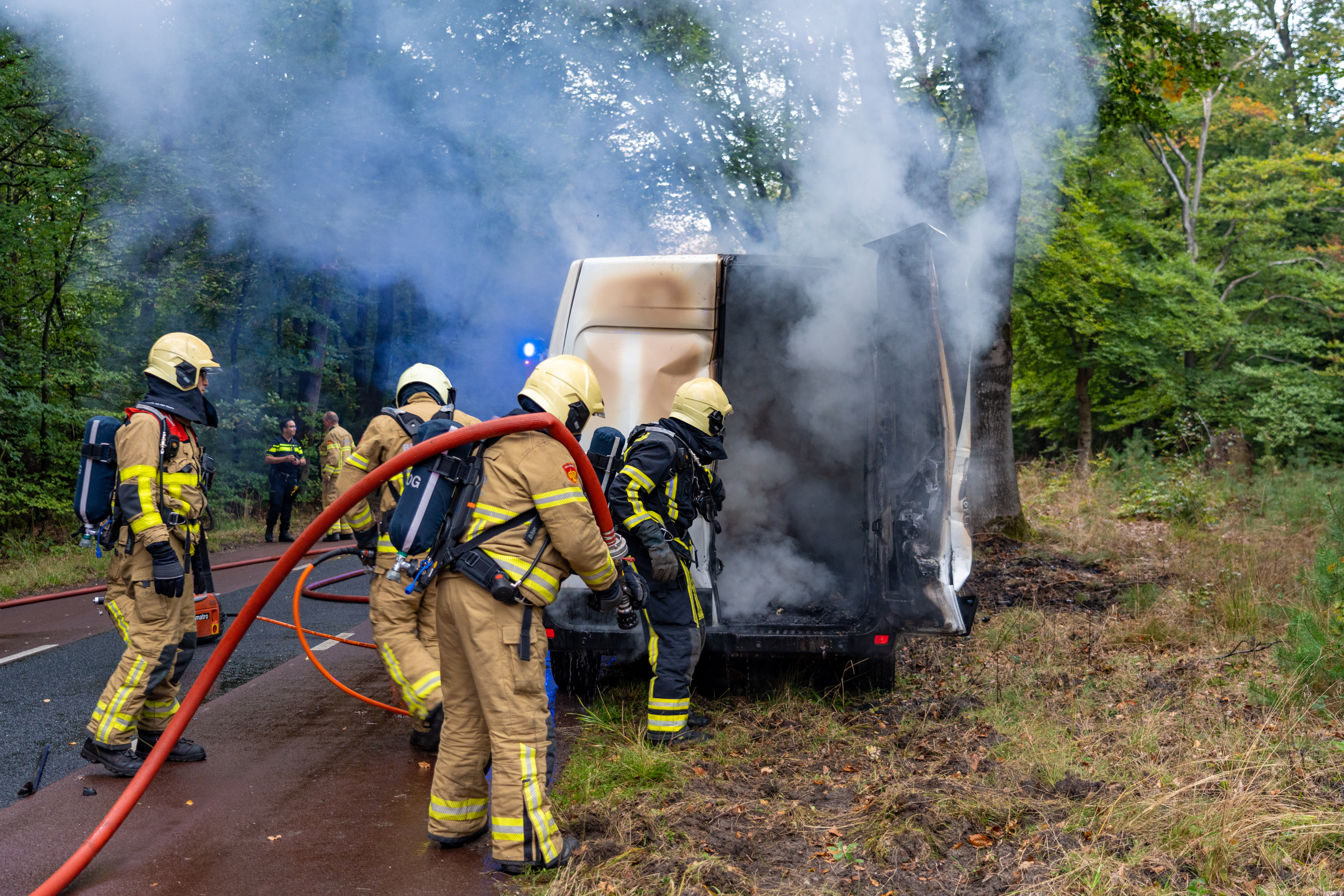 Bestelbus Met Pakketjes Vliegt In Brand In Ermelo | 112 Nieuws Nederland