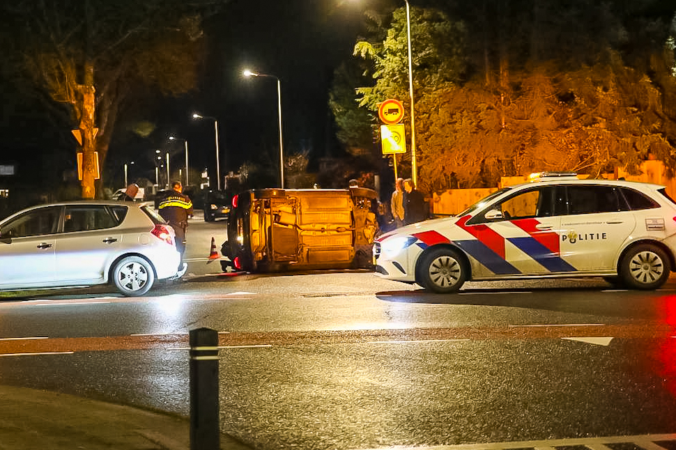 Automobilist Belandt Op Zijkant Na Aanrijding Met Paaltje Laan Van ...