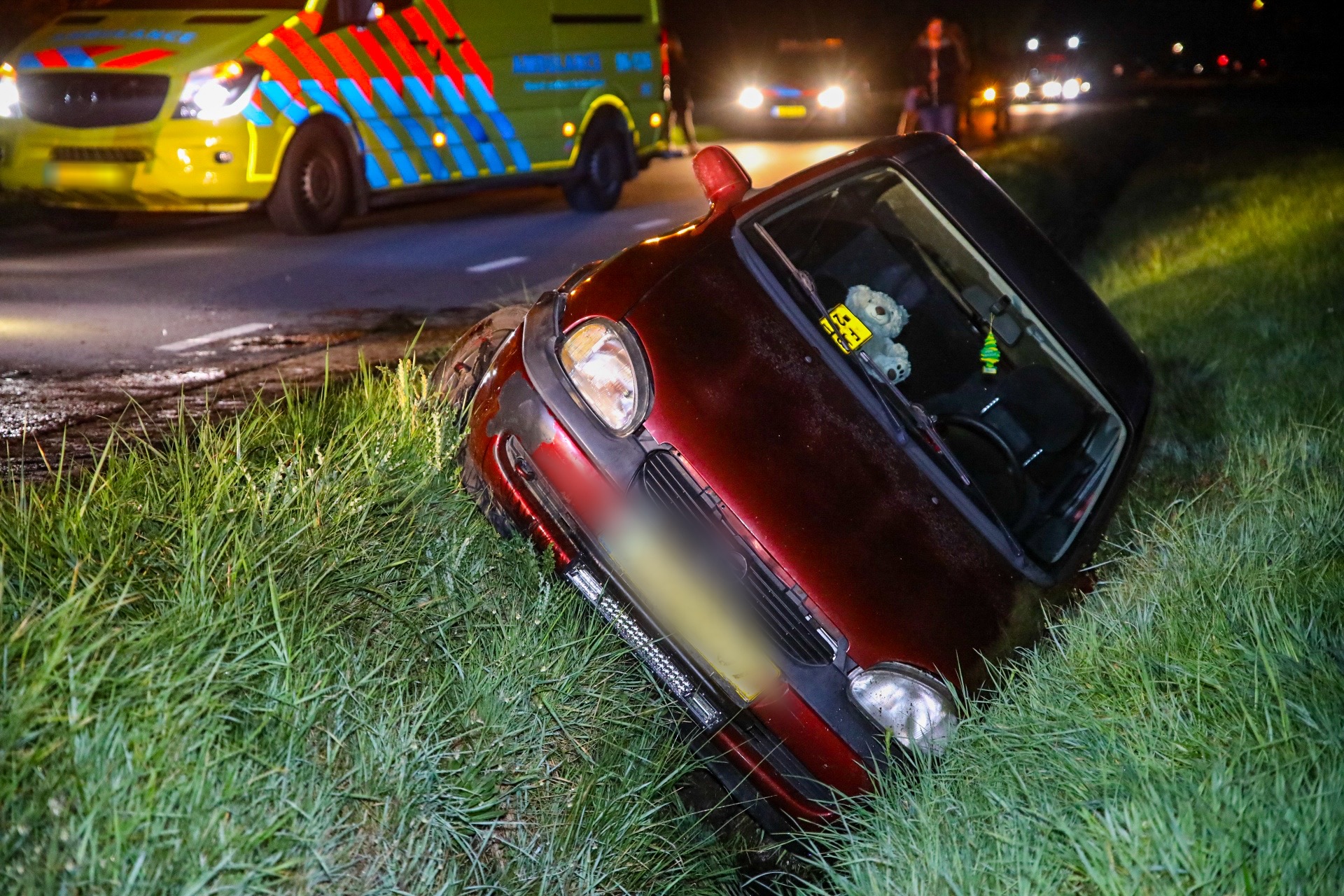 Auto Belandt In Sloot Na Aanrijding Met Ree Loenen, Inzittenden Naar ...