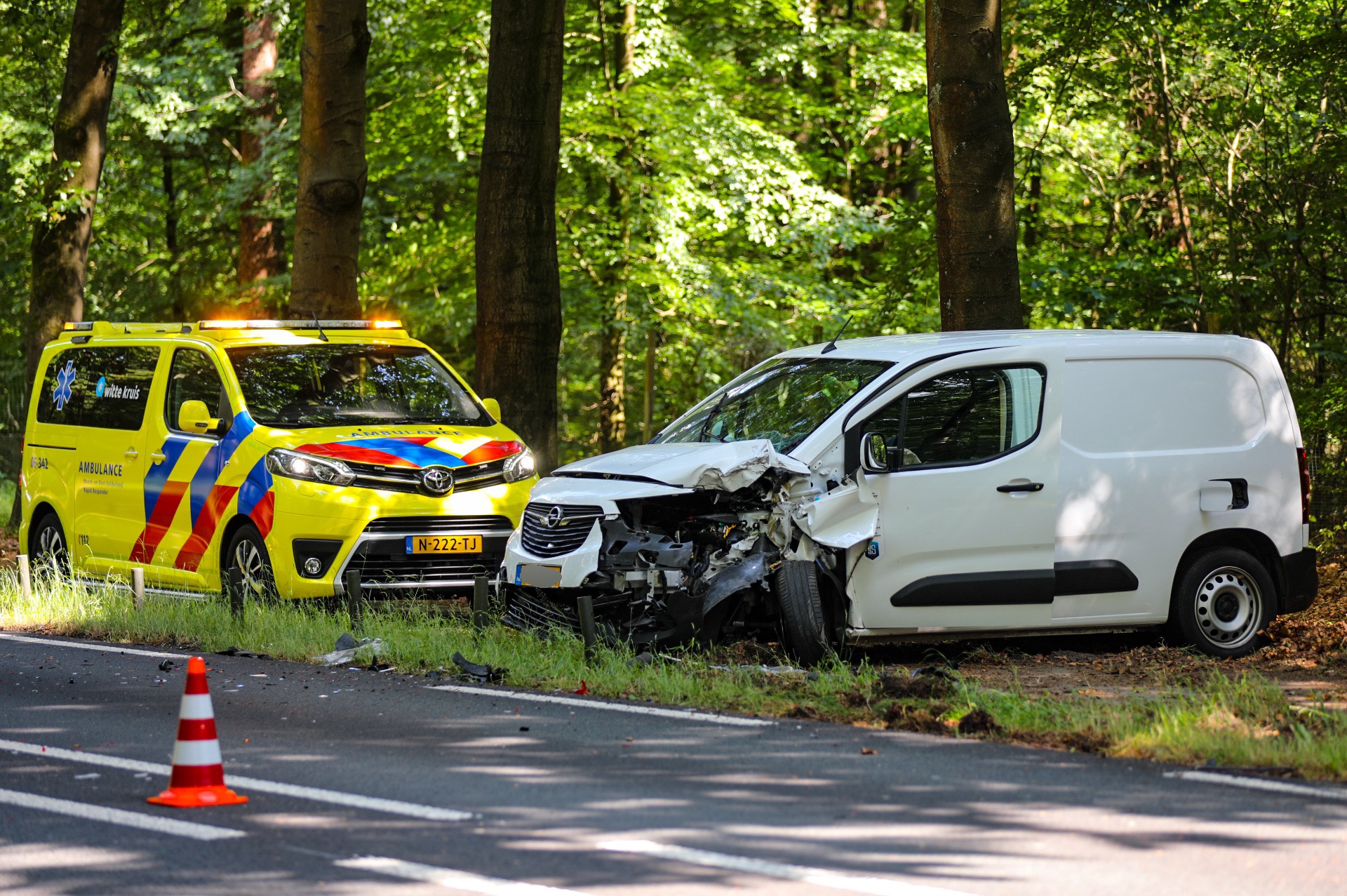 Bedrijfsbusjes Botsen Frontaal Op Elkaar Amersfoortseweg N344 Apeldoorn ...