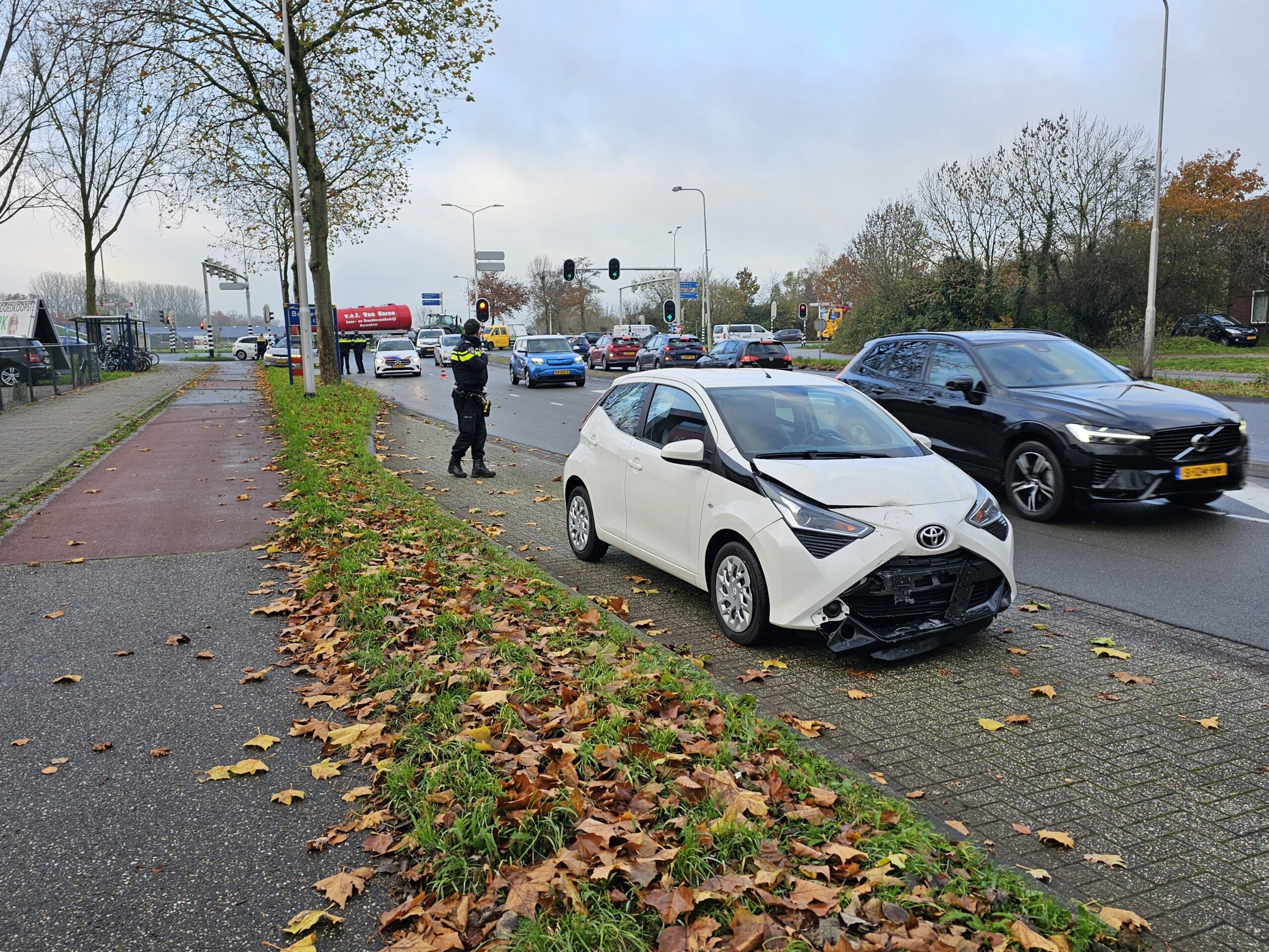 Automobilist Vliegt Uit De Bocht En Ramt Lantaarnpaal In Bennekom | 112 ...