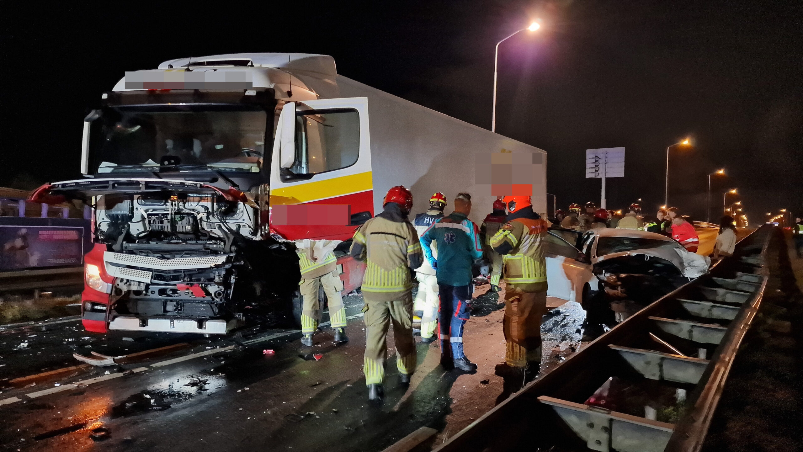 Enorme Ravage En Vier Gewonden Na Frontale Botsing Tussen Vrachtwagen ...