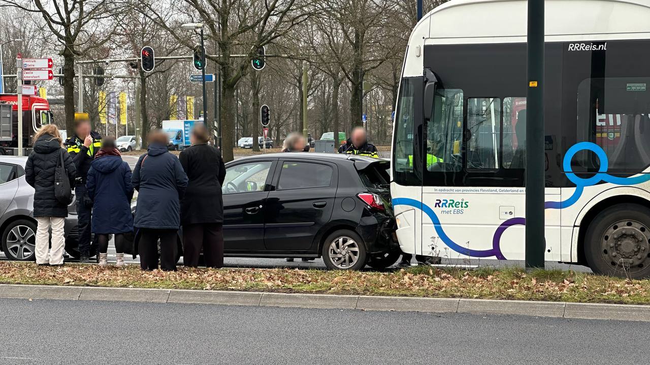 Stadsbus botst achterop personenauto Laan van Malkenschoten Apeldoorn 112 Nieuws Nederland Stadsbus botst achterop personenauto Laan van Malkenschoten Apeldoorn 112 Nieuws Nederland