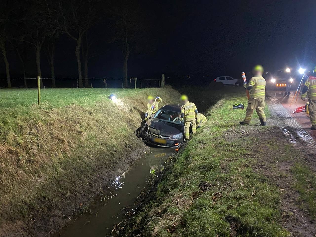 Vrouw door brandweer uit auto bevrijdt na eenzijdig ongeval Zomerweg Drempt