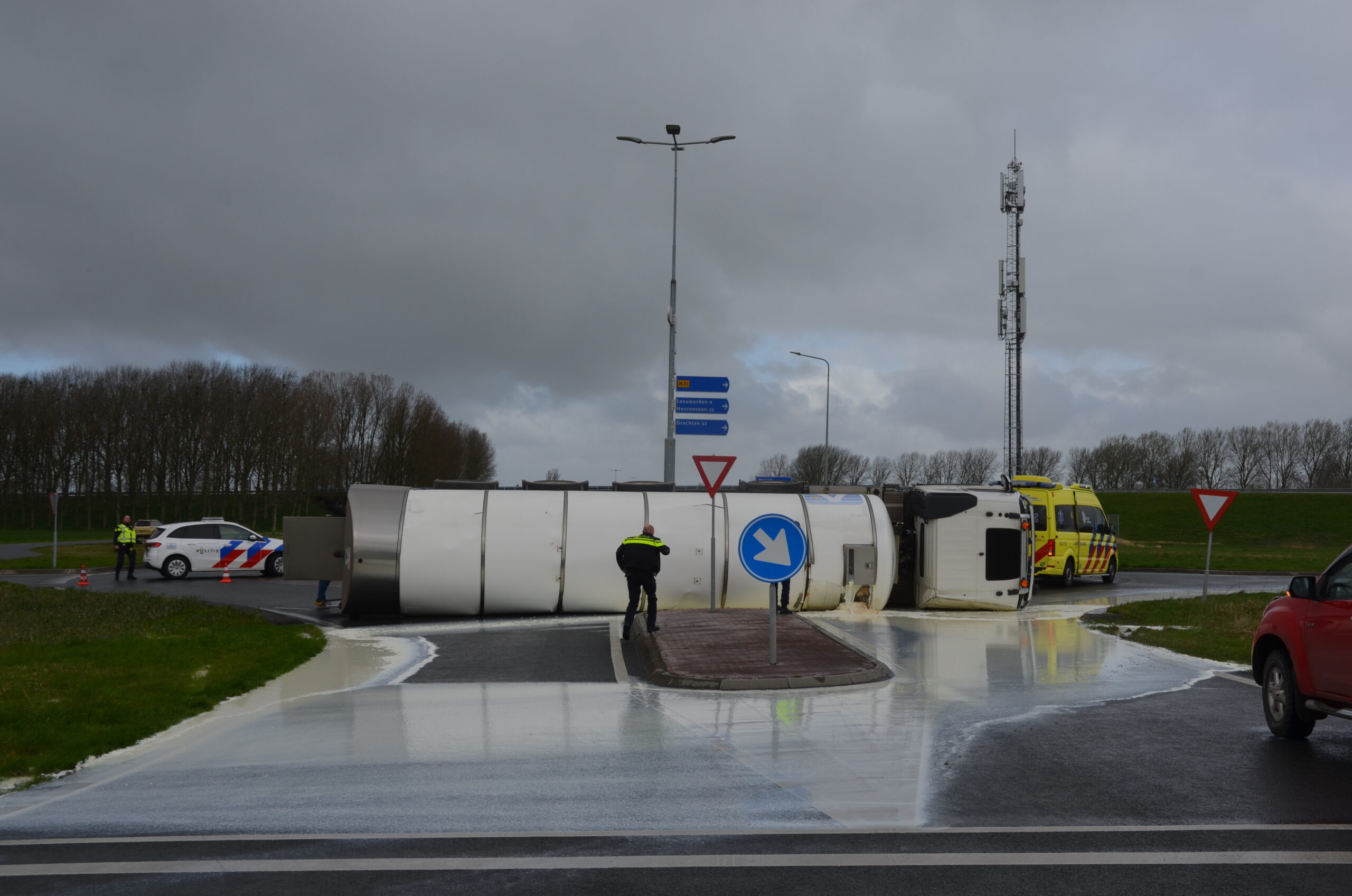 Tankwagen vol melk gekanteld Westergoawei Marsum