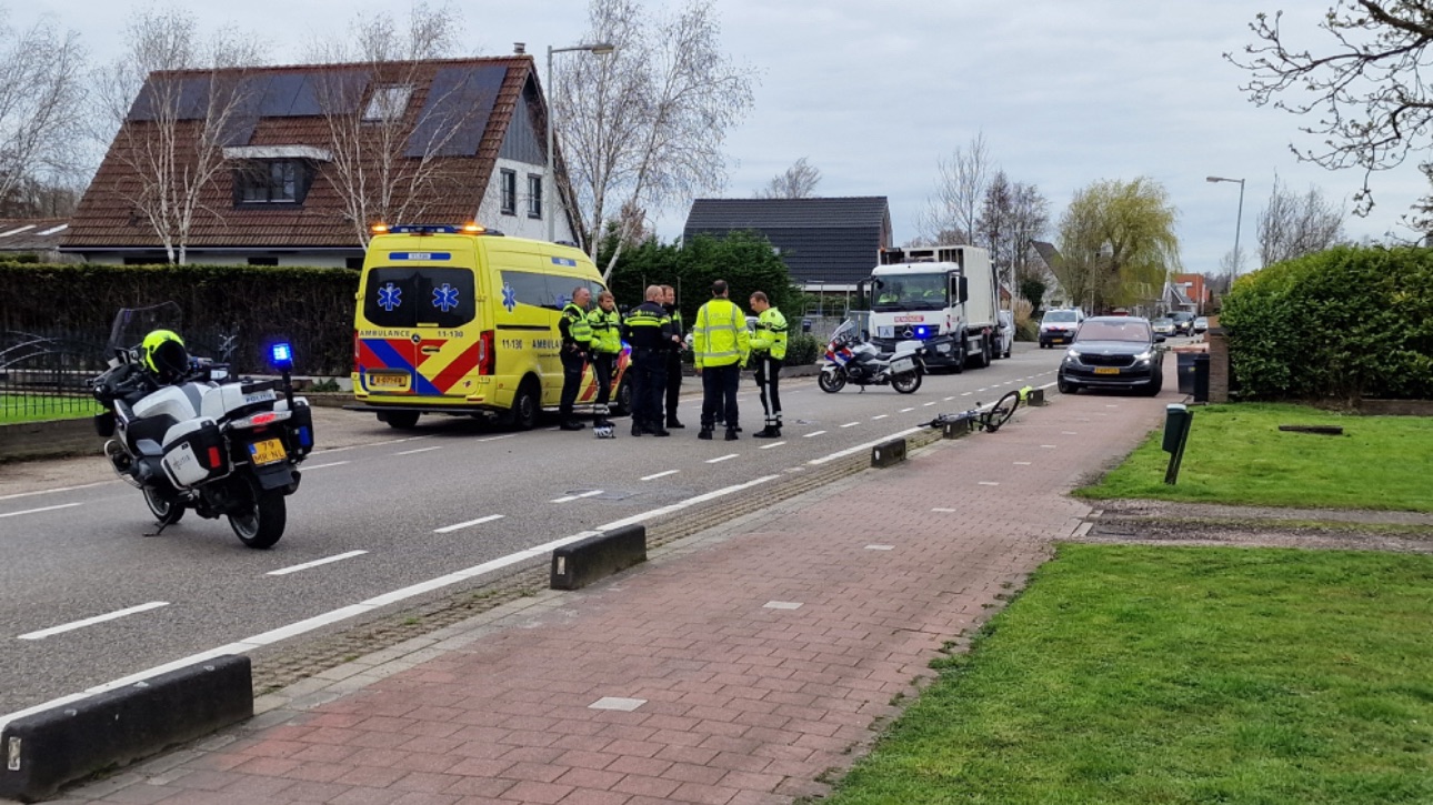 Motoragent onderweg naar melding krijgt ongeval met fietser Den Ilp