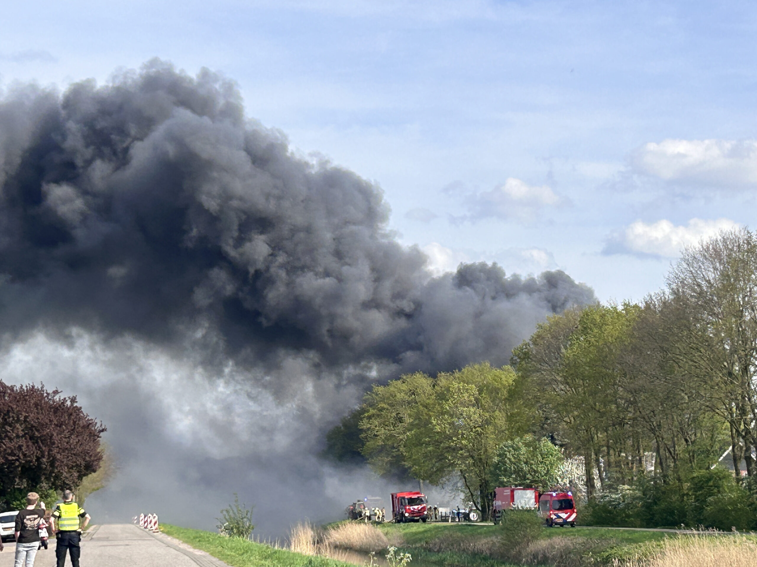 Enorme rookontwikkeling bij zeer grote brand in schuur Lemele