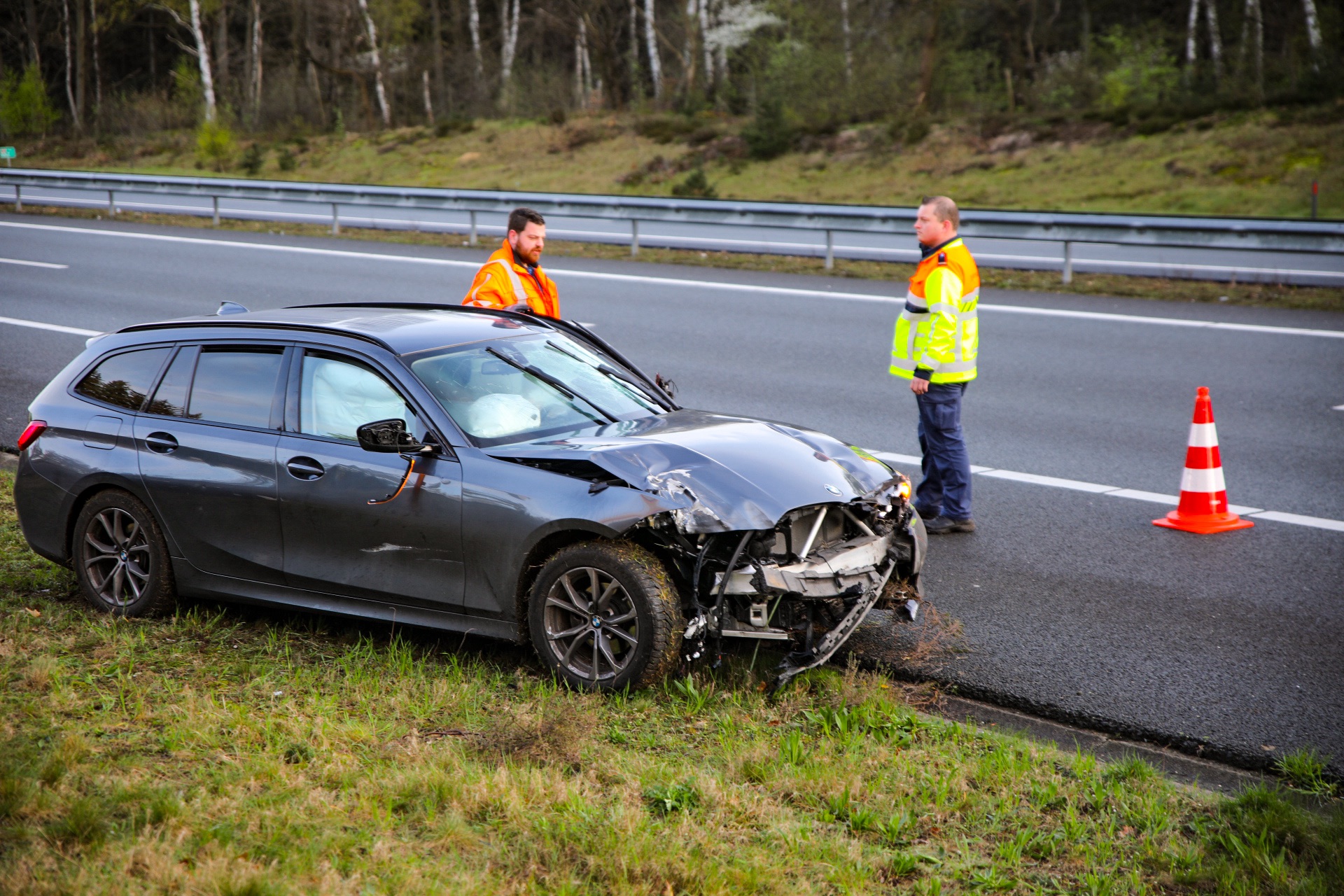 Auto zwaar beschadigd na ongeval A1 Kootwijk