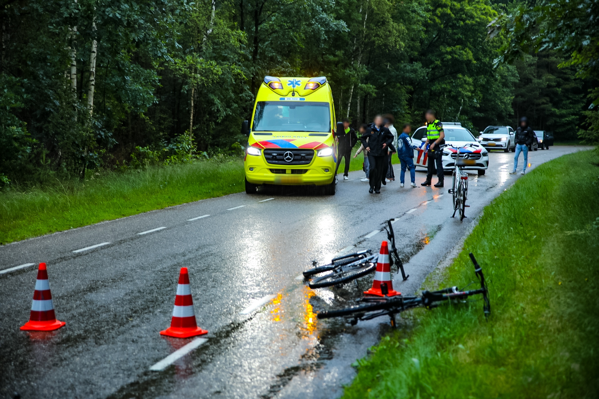Twee gewonden na ongeval tussen fietsers Oude Arnhemseweg Beekbergen