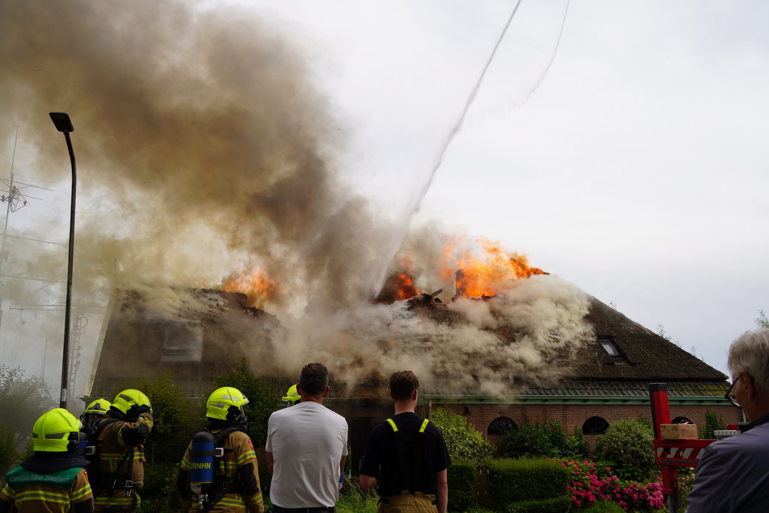 Felle uitslaande brand verwoest stolpboerderij Zwaagdijk-West