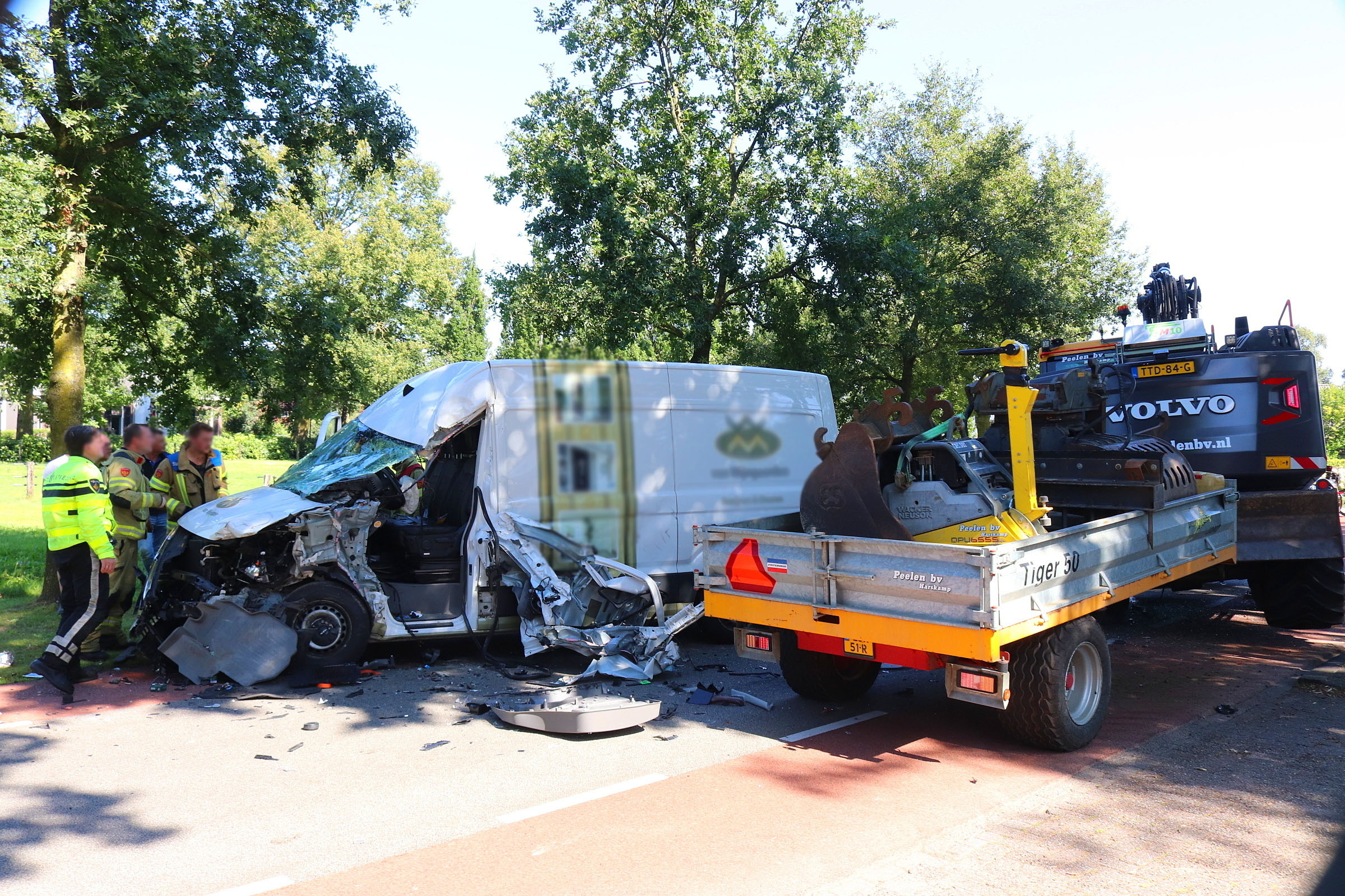 Zwaar ongeval tussen graafmachine en bestelbus in Kootwijkerbroek