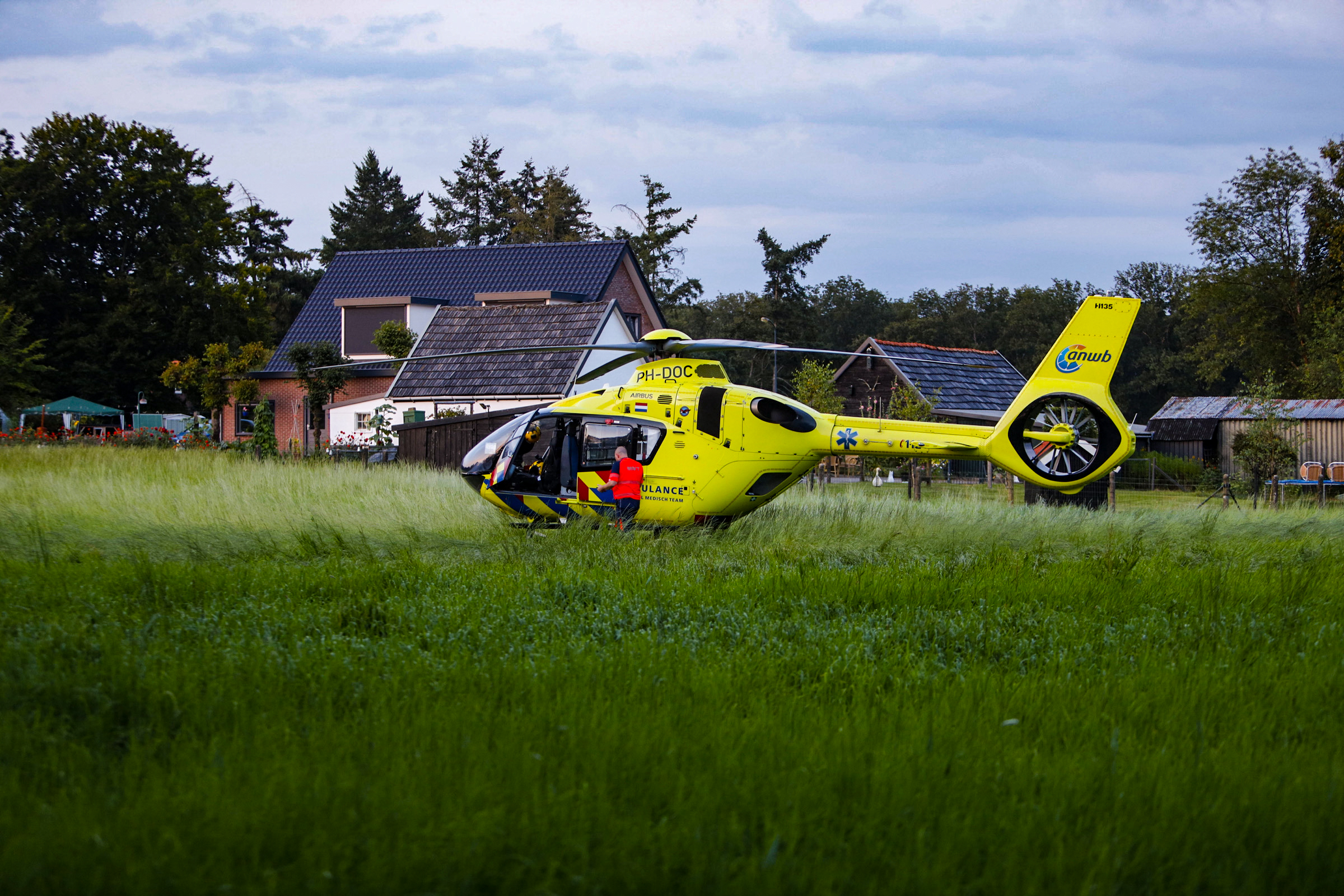 Traumahelikopter rukt uit voor zwaargewond persoon in Hoenderloo