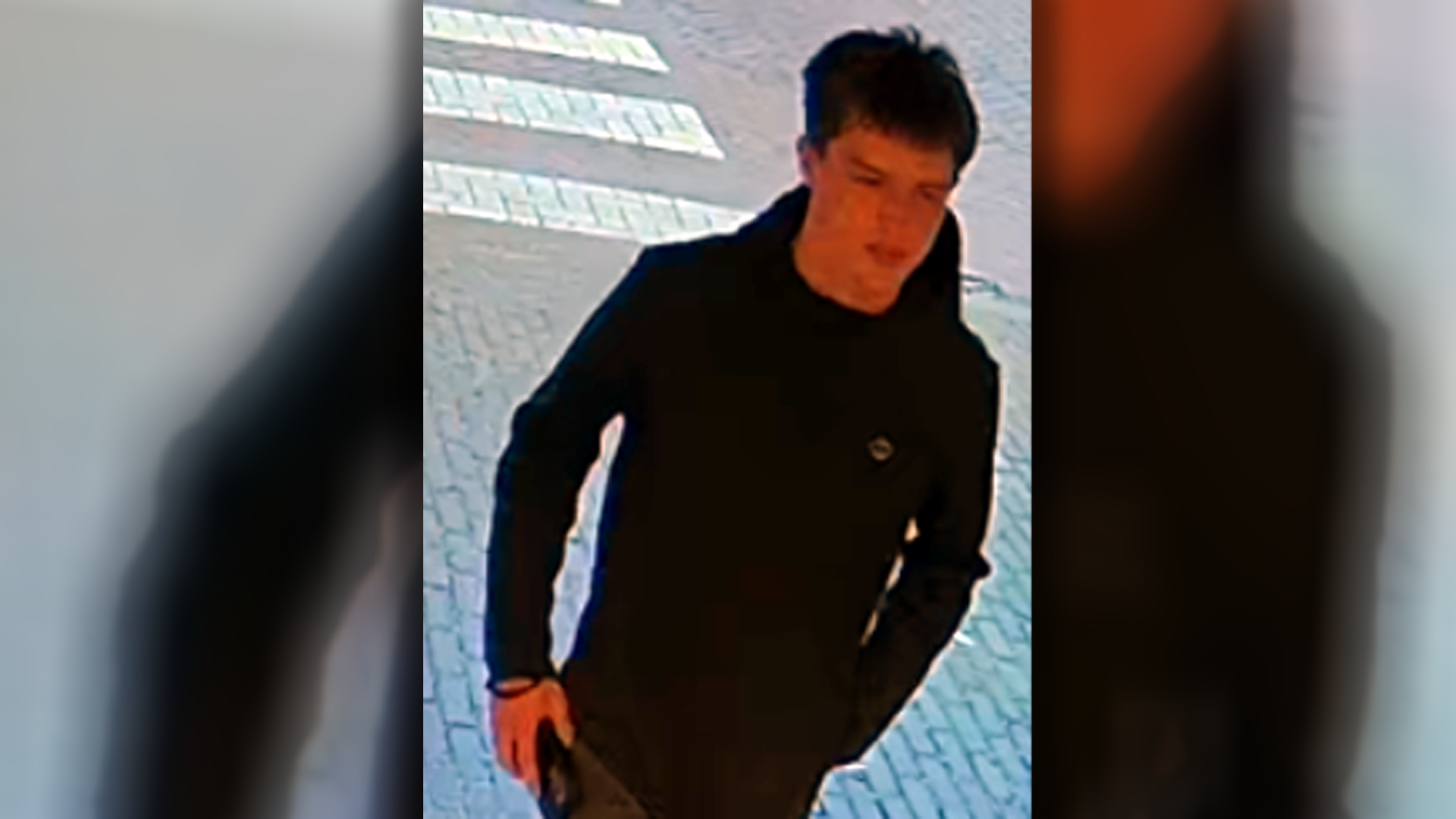 VIDEO | Jongeman steelt pakketje met smartphone bij supermarkt