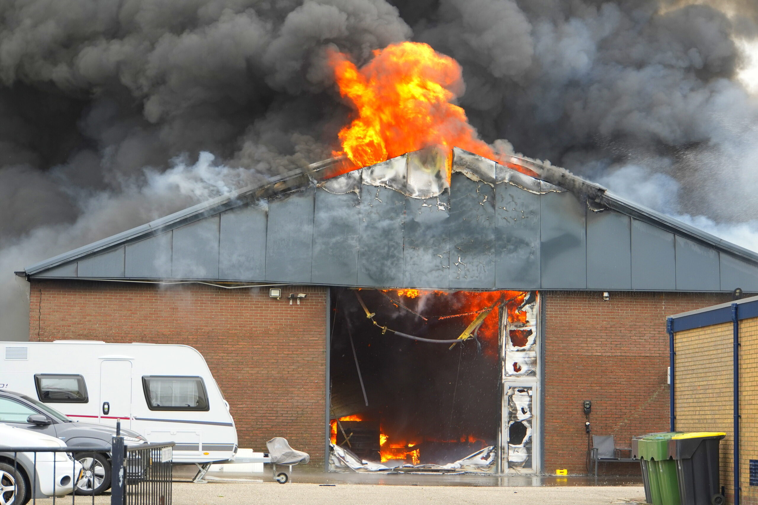 Zeer grote brand in loods zorgt voor veel rookontwikkeling