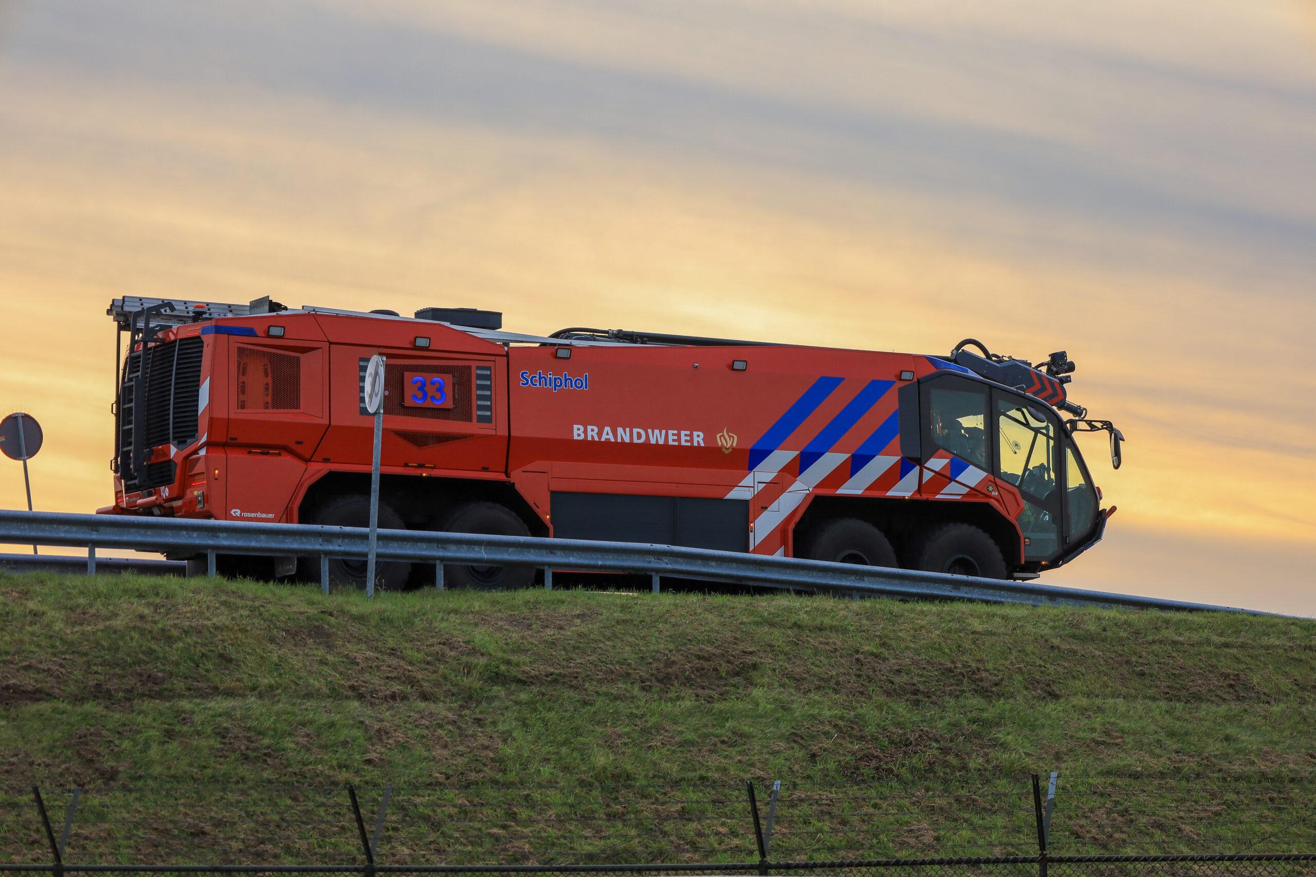 Groot alarm op Schiphol, meerdere hulpdiensten met spoed opgeroepen