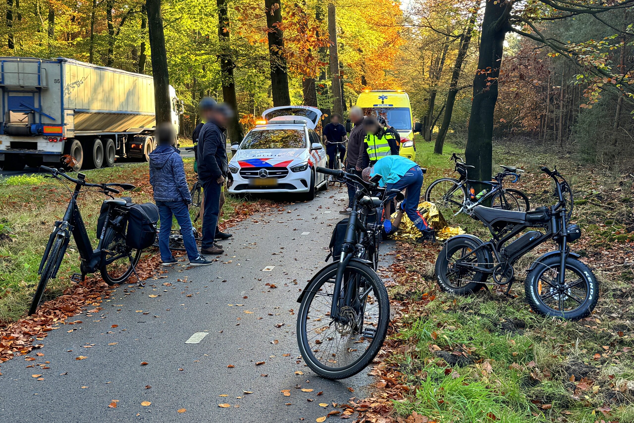 Fatbiker en wielrenner botsen frontaal op fietspad