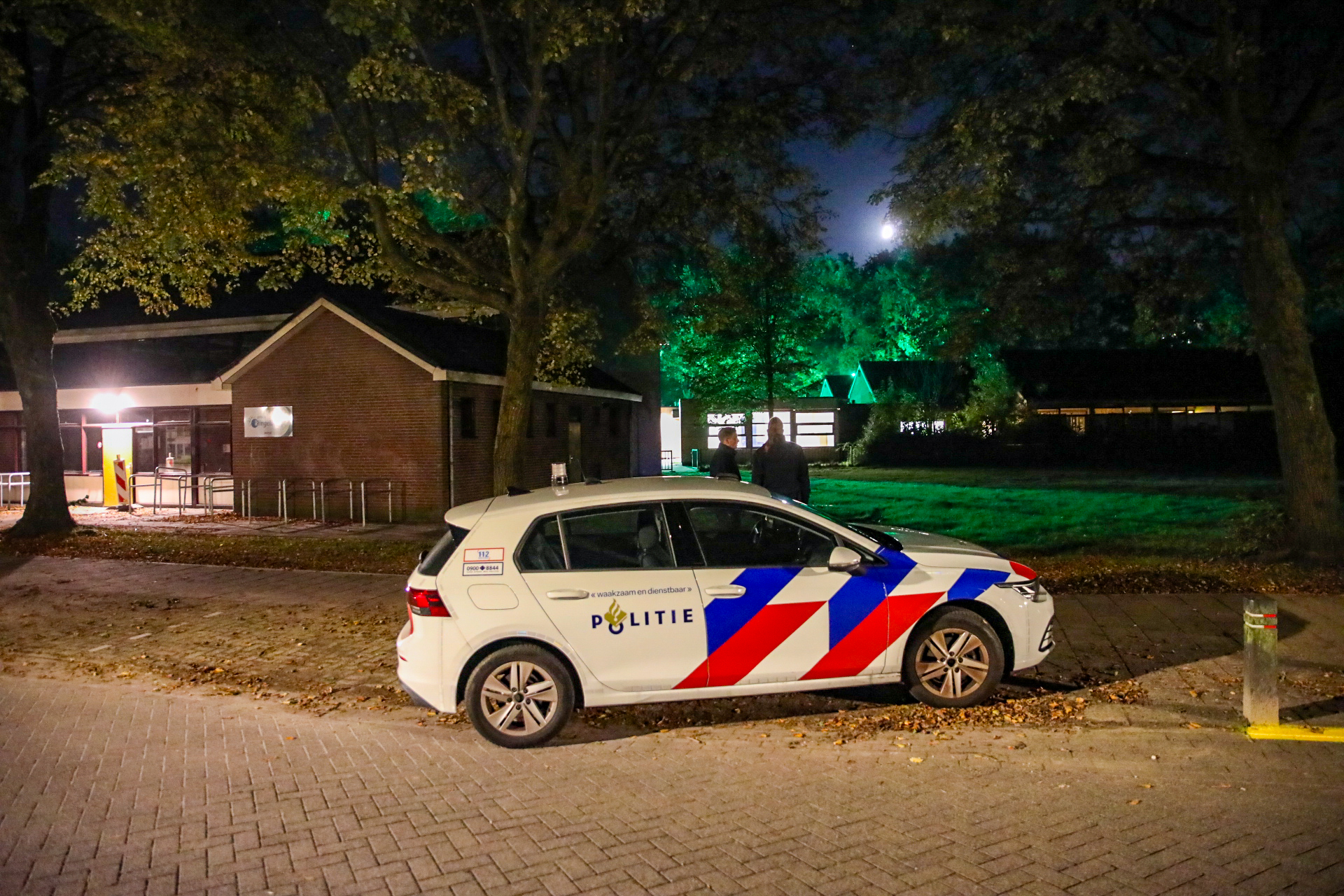 Zwaar vuurwerk gegooid bij noodopvang, beveiliging belt politie