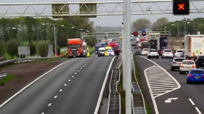Snelweg dicht voor onwel geworden bestuurder, traumahelikopter geland