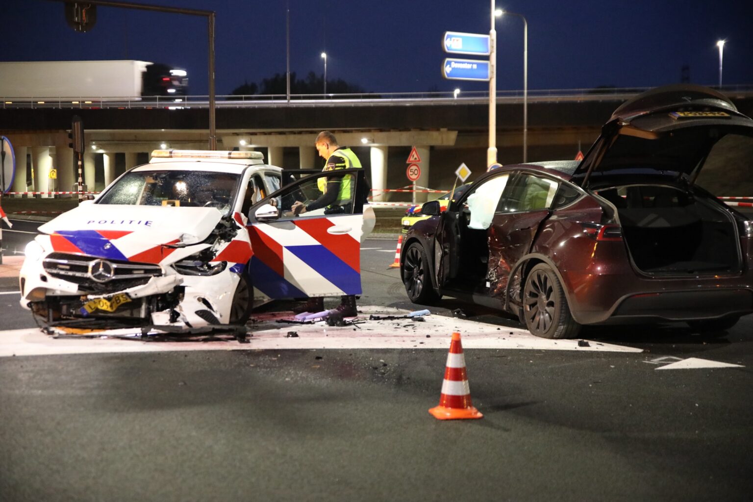 Politieauto botst hard met andere auto op kruispunt 112 Nieuws Nederland