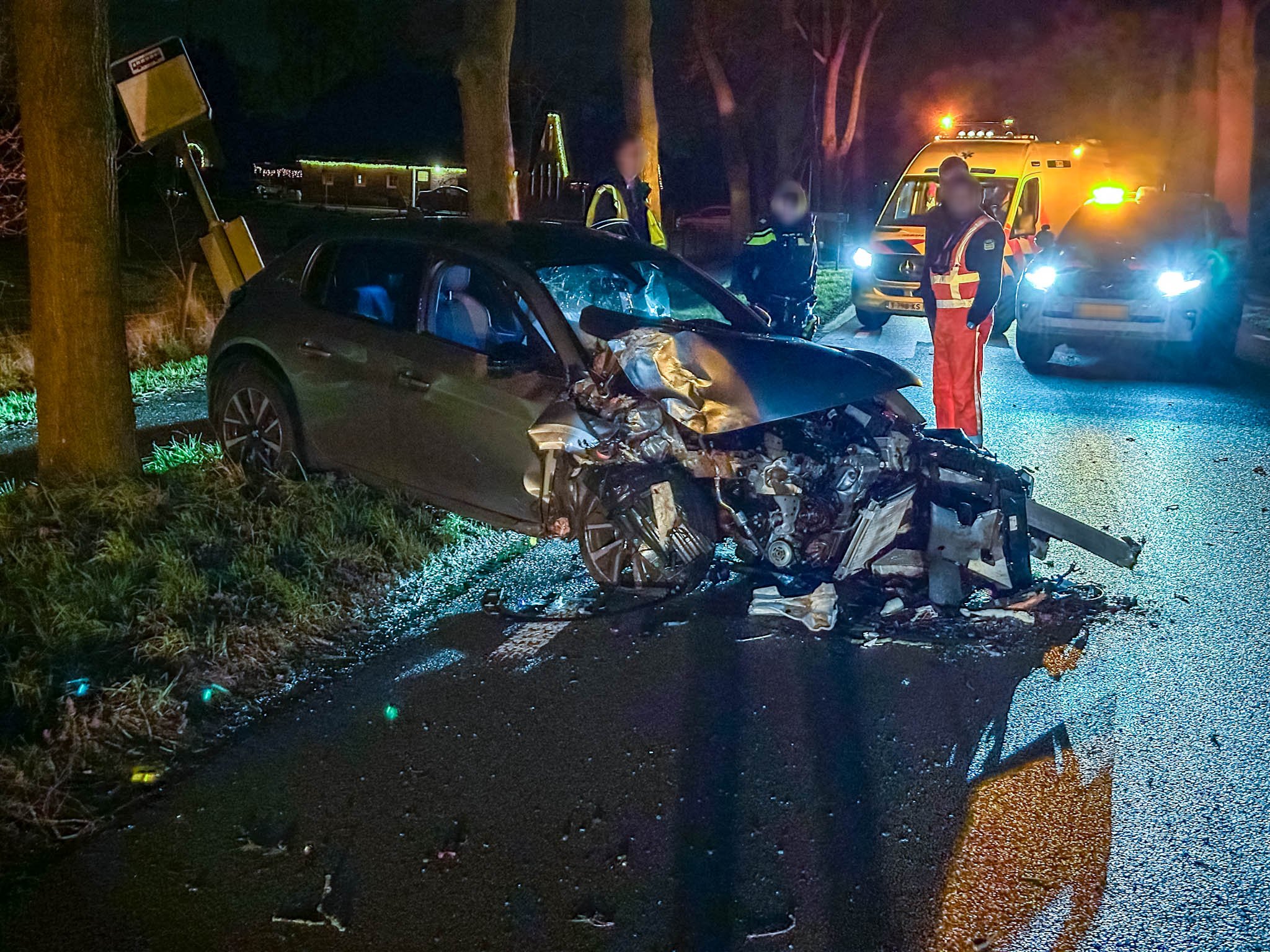 Zware crash; automobilist botst tegen paal en belandt tegen boom