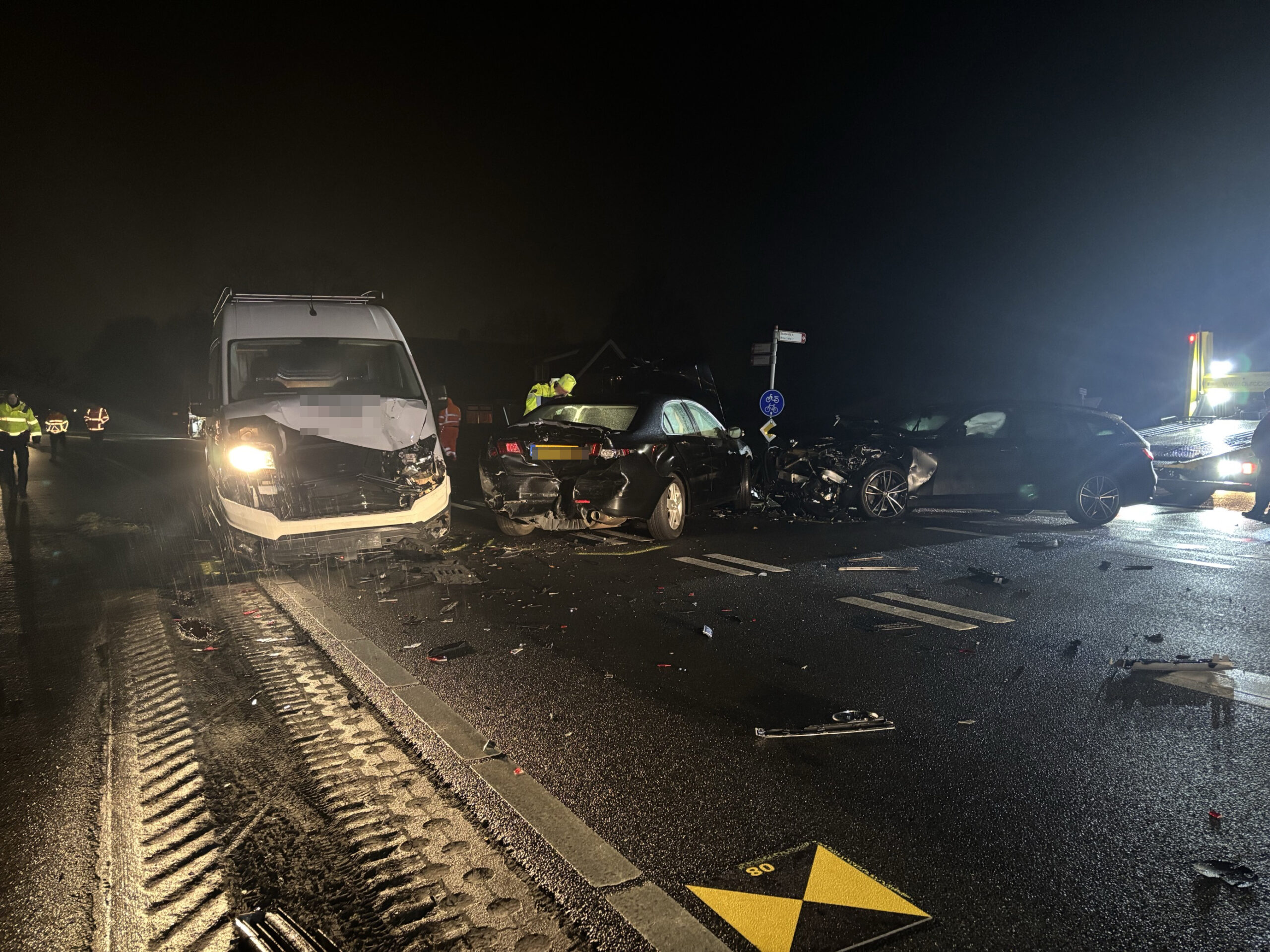 Enorme ravage en twee gewonden na forse aanrijding met drie voertuigen