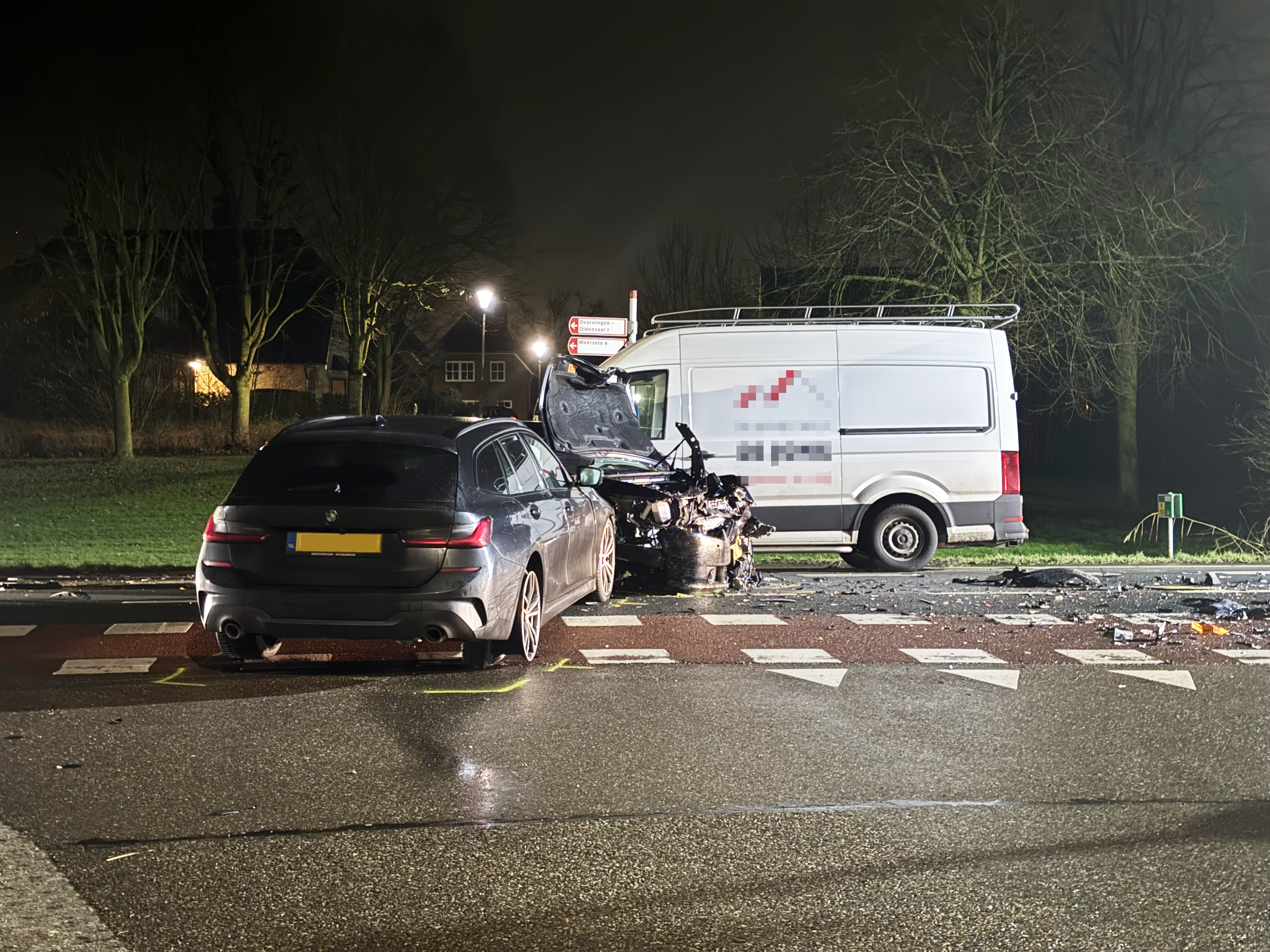 Enorme ravage en twee gewonden na forse aanrijding