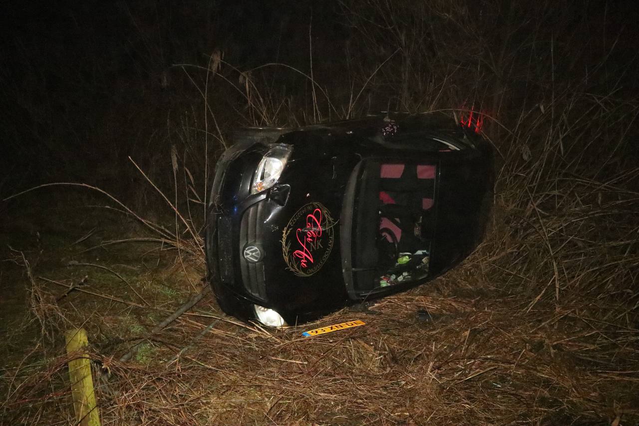 Automobilist belandt op zijkant naast de weg