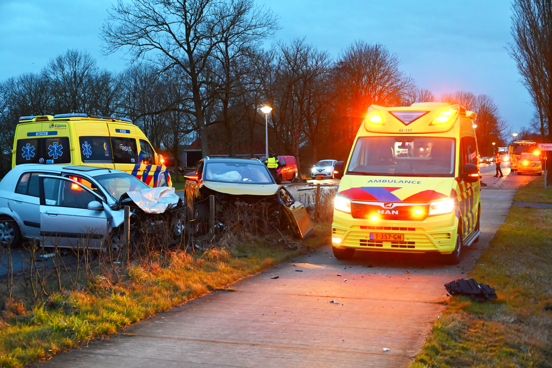 Zwaar ongeval met meerdere voertuigen, grote ravage op de weg