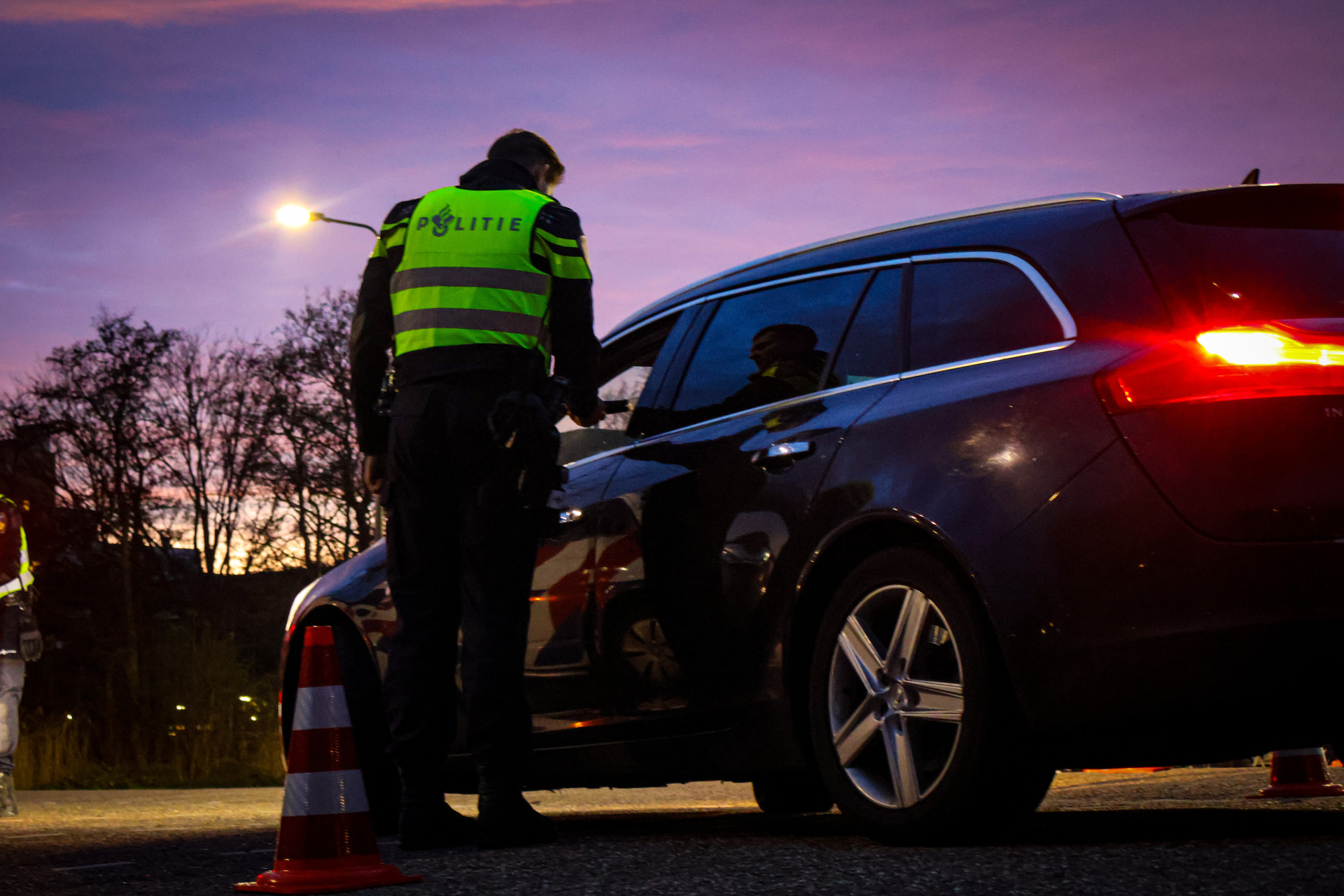 Twee agenten gewond naar ziekenhuis na gewelddadige aanhouding na ...