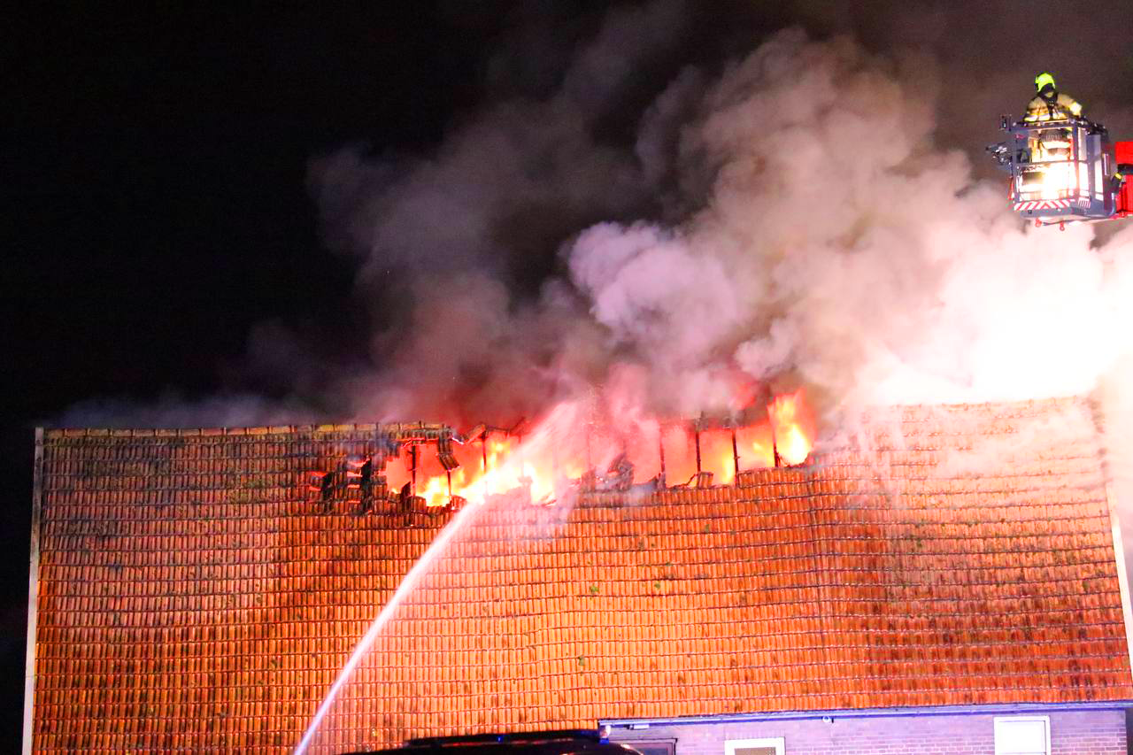Uitslaande brand verwoest woning, bewoners veilig buiten
