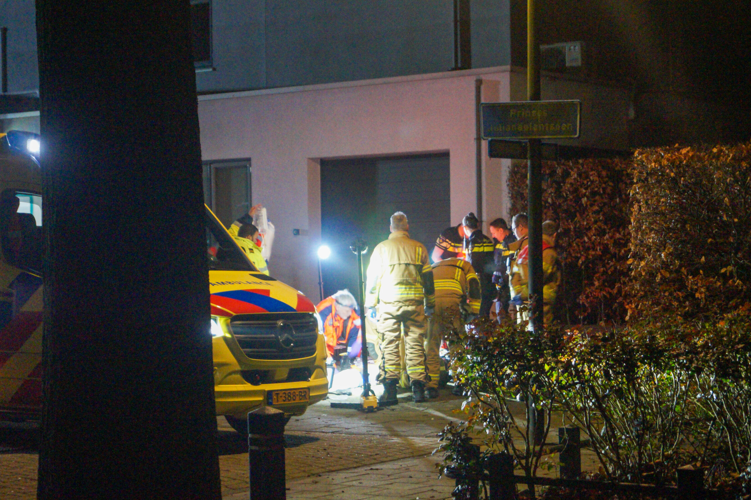 Zwaargewond slachtoffer (18) dat werd achtergelaten na aanrijding overleden