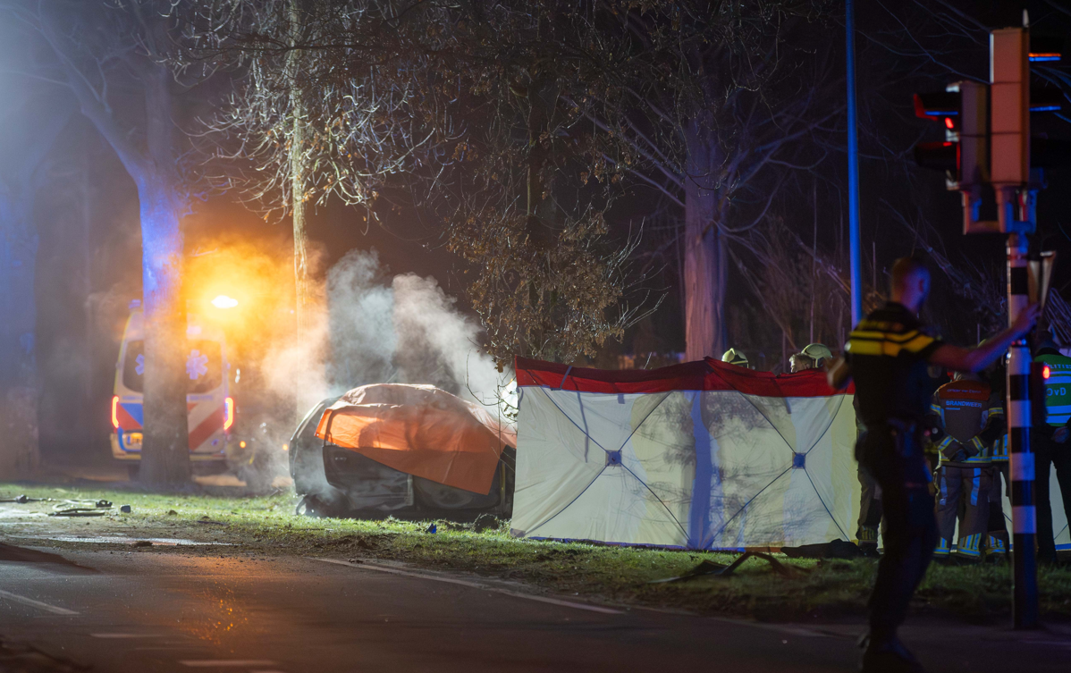 Automobilist overleden na botsing en brand op N35 bij Raalte