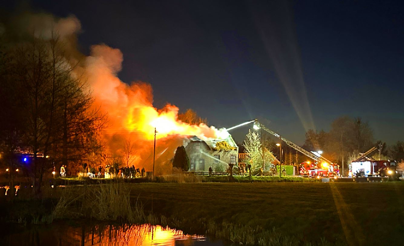 Zeer grote uitslaande brand uitgebroken in woonboerderij