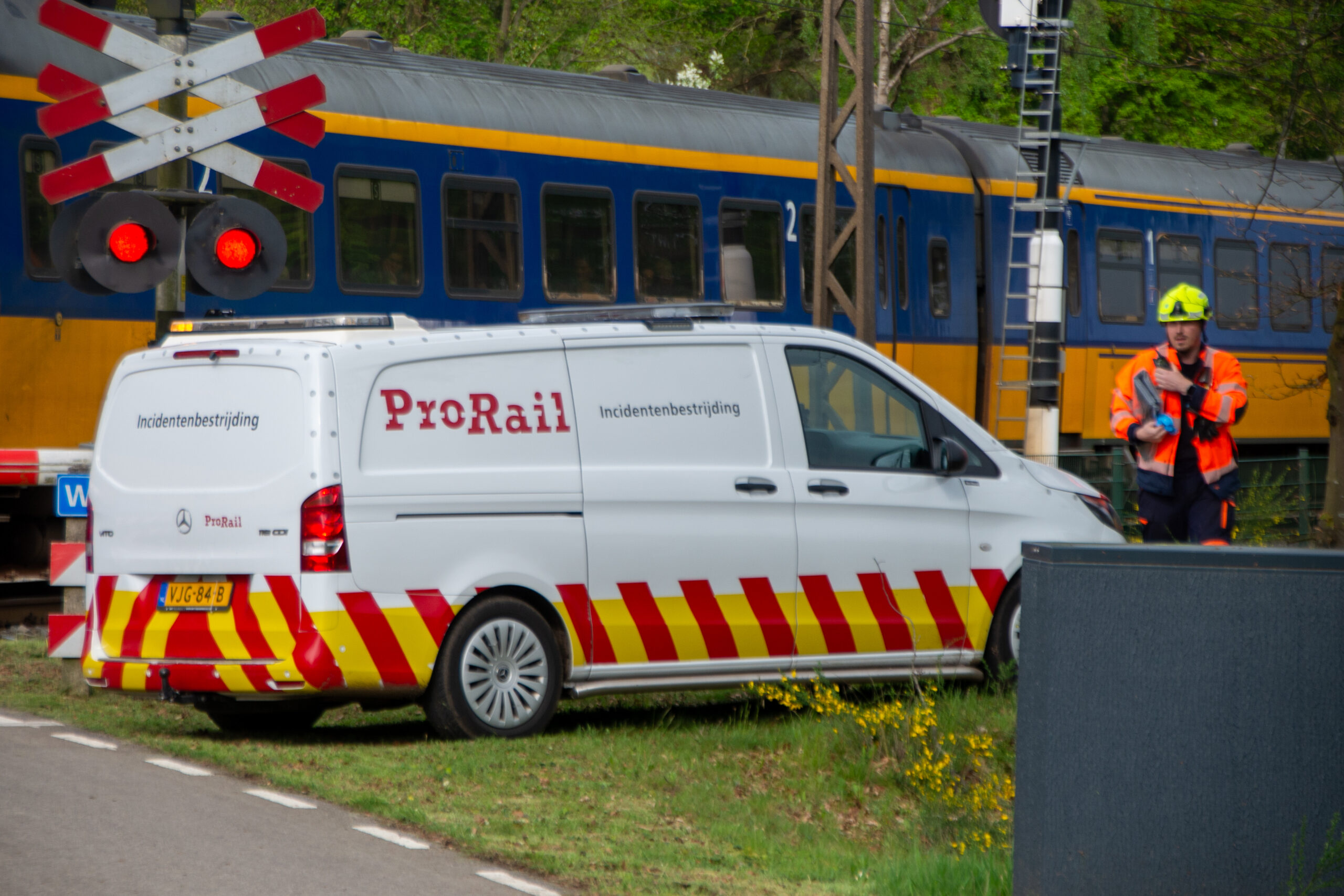 Ernstige aanrijding op spoorwegovergang; treinverkeer stilgelegd tot 20:45 uur