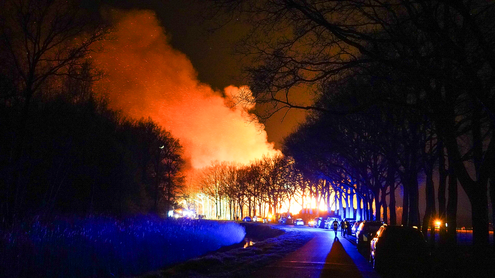 Grote brand bij houthandel zorgt voor snelwegafsluiting en asbestgevaar