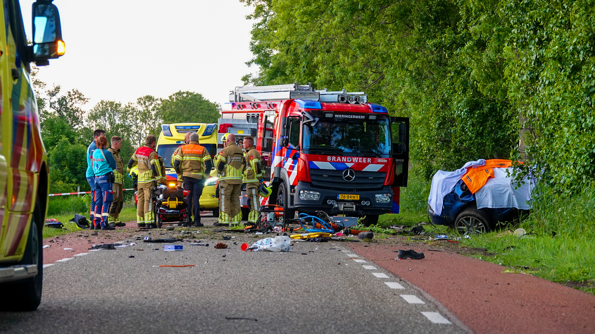Zwaar ongeval en enorme ravage op de weg, auto botst hard tegen boom