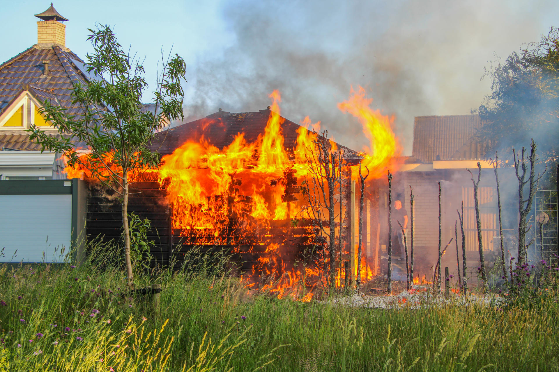 Vuurzee verwoest bijgebouw achter woning