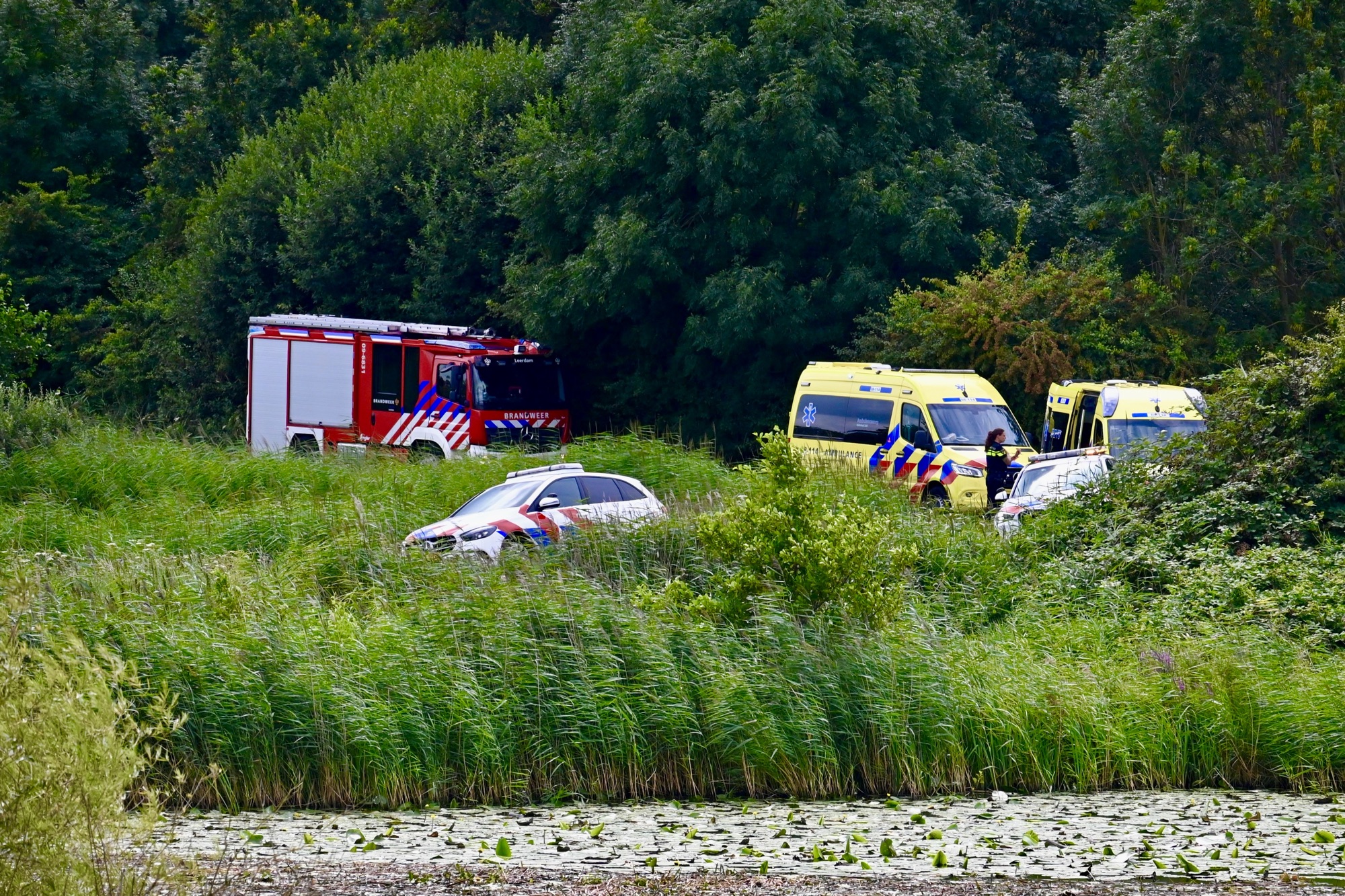 Overleden persoon gevonden in het water, politie doet onderzoek