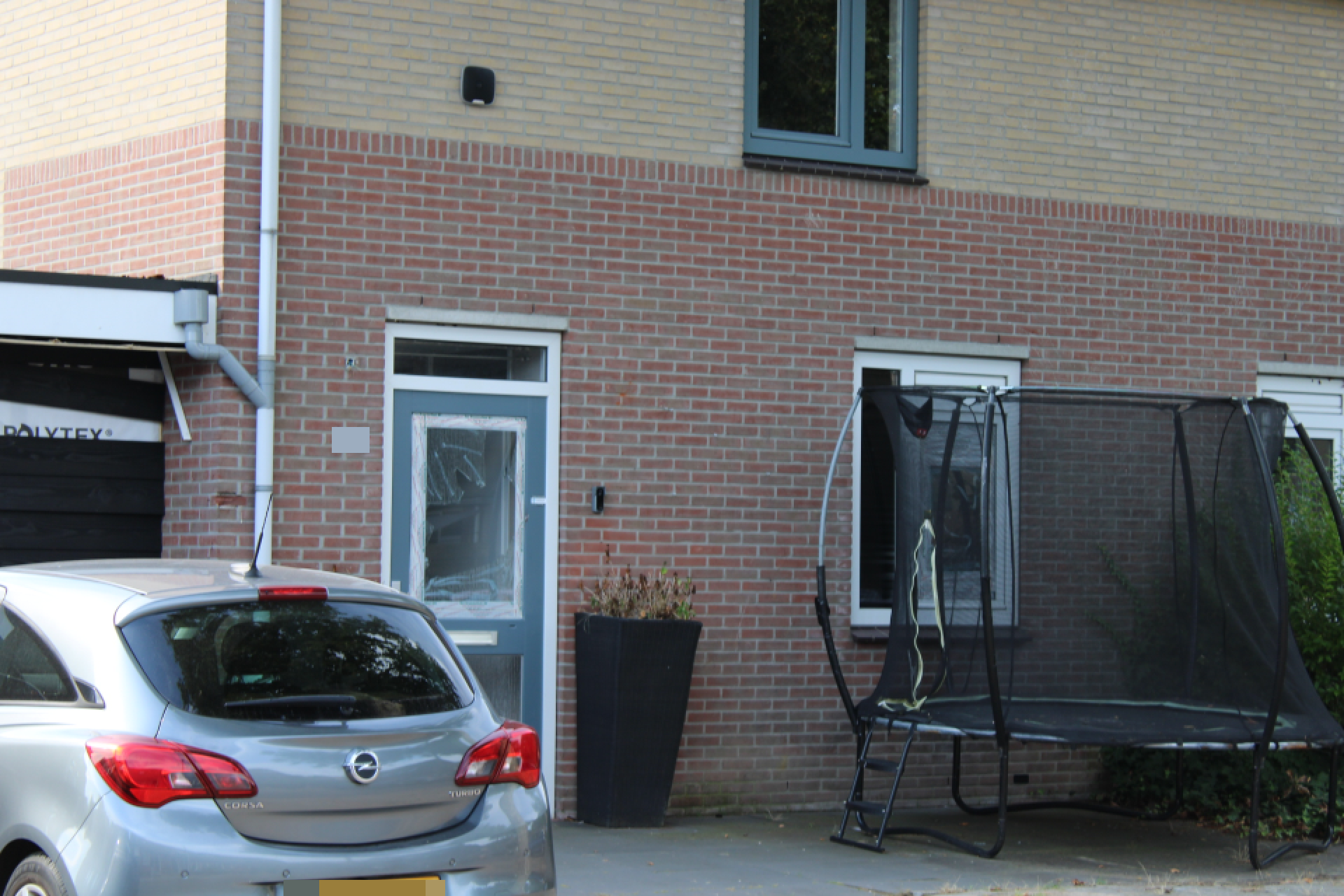 Explosie richt schade aan bij woning, knal tot ver in de omgeving hoorbaar