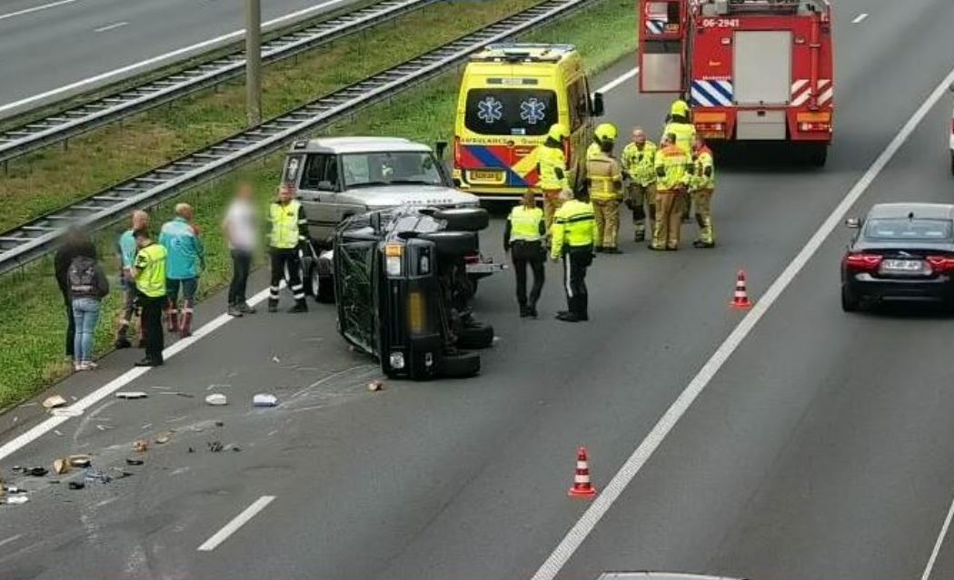 Flinke ravage nadat auto met aanhanger kantelt