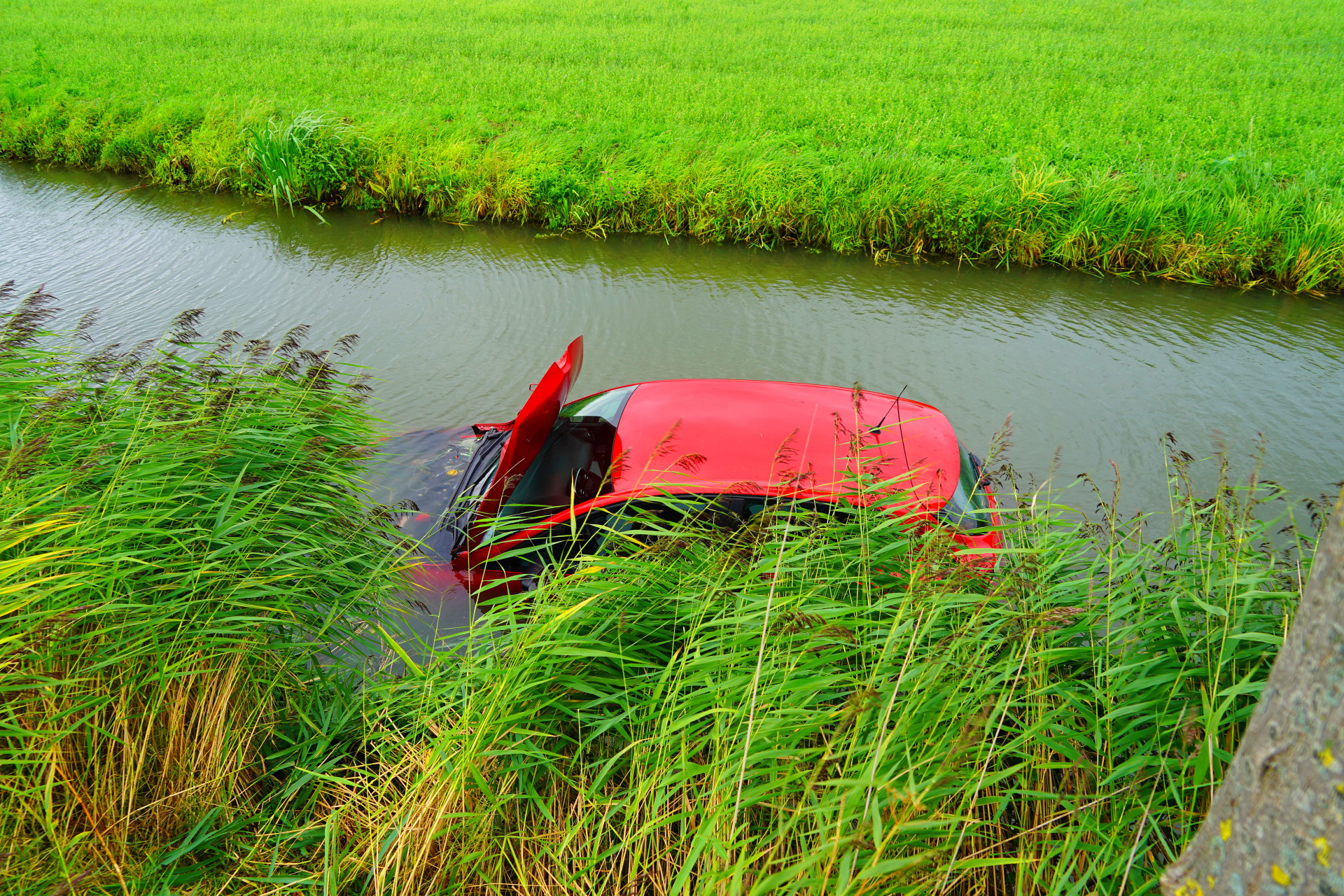 Auto raakt te water omstanders halen inzittende er uit