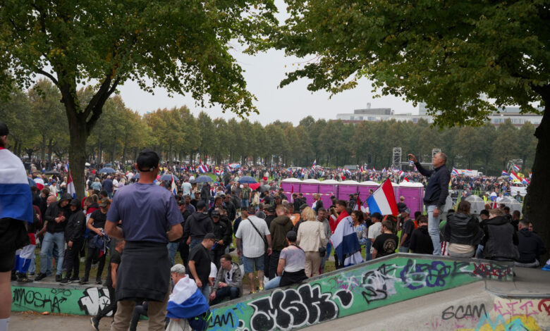 Demonstratie loopt uit de hand, politieauto in brand gestoken en agenten bekogeld